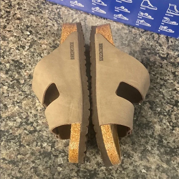 Size 42 New in box Birkenstock Tan Sandals with Cushioned Footbed - Picture 4 of 7